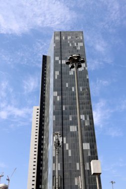 Tel Aviv caddeleri boyunca yürü - İsrail 'de Akdeniz kıyılarında bir şehir 