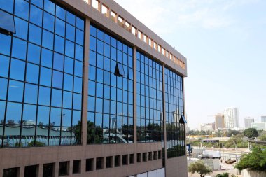 Tel Aviv caddeleri boyunca yürü - İsrail 'de Akdeniz kıyılarında bir şehir 