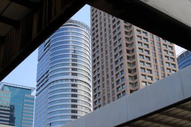 Tel Aviv caddeleri boyunca yürü - İsrail 'de Akdeniz kıyılarında bir şehir 