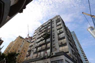 Tel Aviv caddeleri boyunca yürü - İsrail 'de Akdeniz kıyılarında bir şehir 