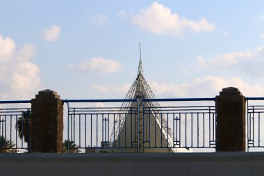 İsrail 'in kuzeyindeki Akdeniz kıyısındaki bir şehir parkında çit. 