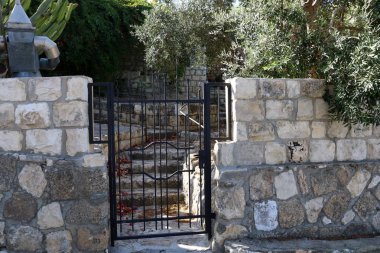 İsrail 'in kuzeyindeki Akdeniz kıyısındaki bir şehir parkında çit. 