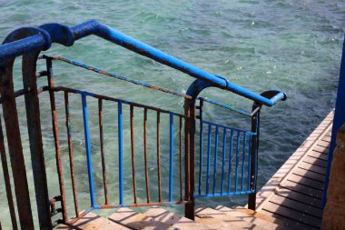 İsrail 'in kuzeyindeki Akdeniz kıyısındaki bir şehir parkında çit. 