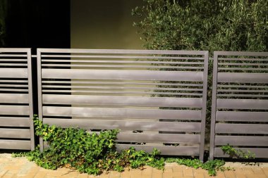 İsrail 'in kuzeyindeki Akdeniz kıyısındaki bir şehir parkında çit. 