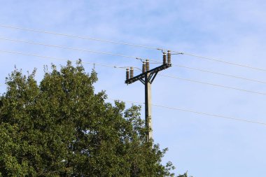 Elektrik akımının geçtiği kabloların takıldığı yüksek metal desteği 