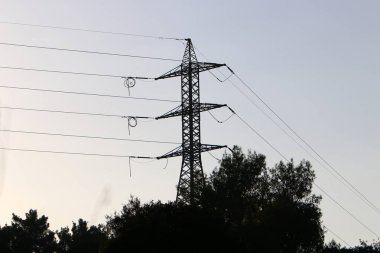 Elektrik akımının geçtiği kabloların takıldığı yüksek metal desteği 