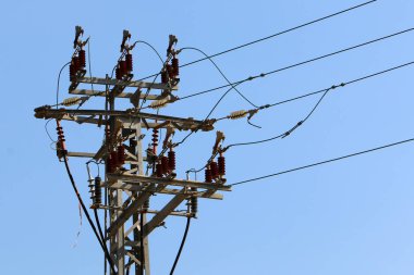 Elektrik akımının geçtiği kabloların takıldığı yüksek metal desteği 