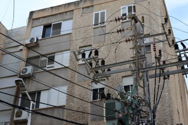 Elektrik akımının geçtiği kabloların takıldığı yüksek metal desteği 