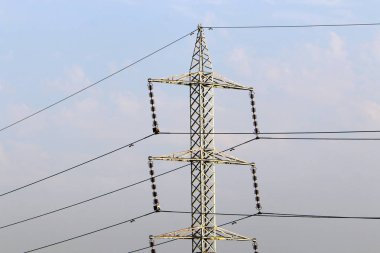 Elektrik akımının geçtiği kabloların takıldığı yüksek metal desteği 