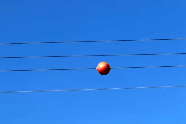 Vysoká Kovová Podpěra Které Visí Dráty Kterými Proudí Elektrický Proud — Stock fotografie