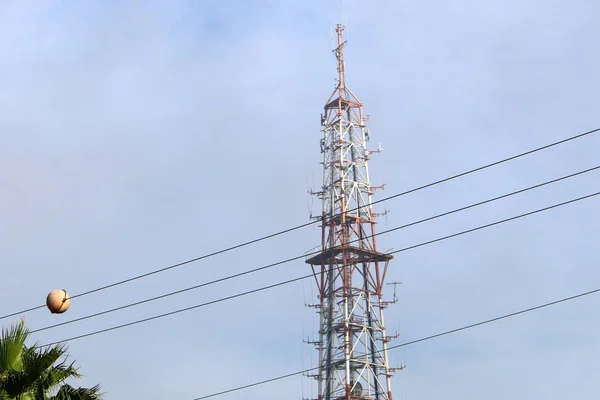 Suporte Metal Alto Que Fios Pendem Através Qual Corrente Elétrica — Fotografia de Stock