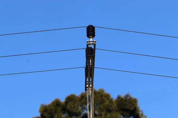 Alto Soporte Metálico Que Cuelgan Cables Través Los Cuales Fluye — Foto de Stock