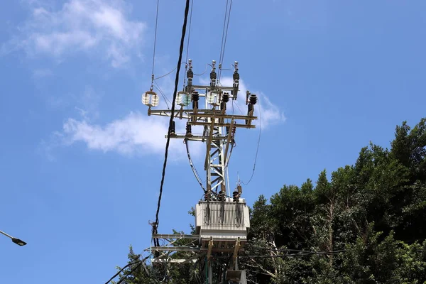 Suporte Metal Alto Que Fios Pendem Através Qual Corrente Elétrica — Fotografia de Stock