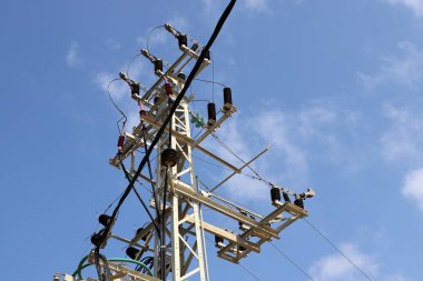 Elektrik akımının geçtiği kabloların takıldığı yüksek metal desteği 