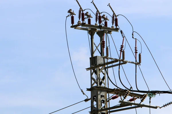 Alto Soporte Metálico Que Cuelgan Cables Través Los Cuales Fluye — Foto de Stock