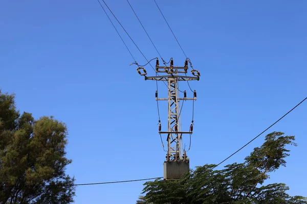 Elektrik Akımının Geçtiği Kabloların Takıldığı Yüksek Metal Desteği — Stok fotoğraf