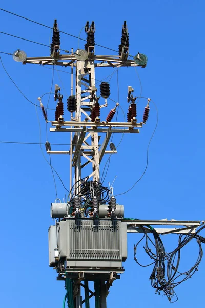 電線が電流を流す高金属支持体 — ストック写真