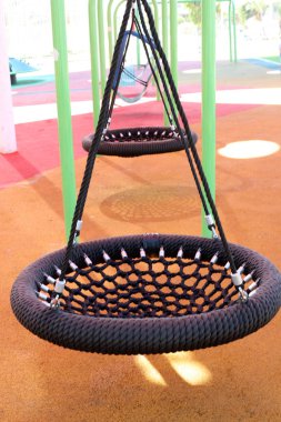 Kuzey İsrail 'de Nahariya' da bir şehir parkında spor malzemeleri ve eğlence. 