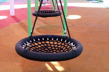 Kuzey İsrail 'de Nahariya' da bir şehir parkında spor malzemeleri ve eğlence. 