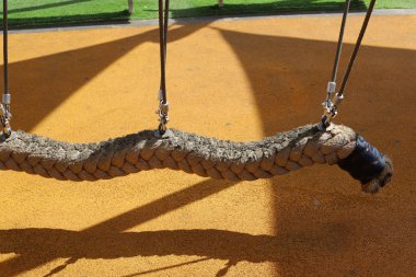 Kuzey İsrail 'de Nahariya' da bir şehir parkında spor malzemeleri ve eğlence. 