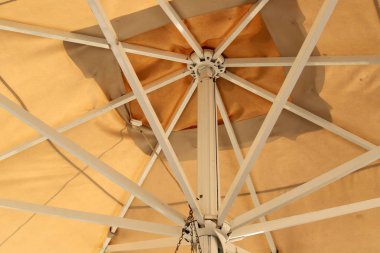 İsrail 'in kuzeyindeki Akdeniz kıyısındaki bir parkta şemsiye. 