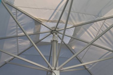 İsrail 'in kuzeyindeki Akdeniz kıyısındaki bir parkta şemsiye. 