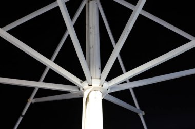 İsrail 'in kuzeyindeki Akdeniz kıyısındaki bir parkta şemsiye. 