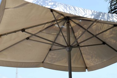 İsrail 'in kuzeyindeki Akdeniz kıyısındaki bir parkta şemsiye. 