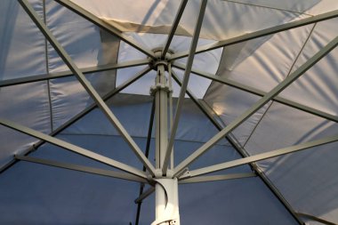 İsrail 'in kuzeyindeki Akdeniz kıyısındaki bir parkta şemsiye. 