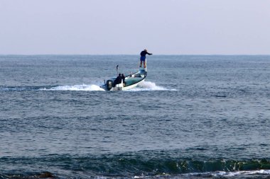 İsrail 'in kuzeyindeki Akdeniz kıyısındaki bir parkta spor malzemeleri ve aksesuarlar. 