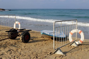 İsrail 'in kuzeyindeki Akdeniz kıyısındaki bir parkta spor malzemeleri ve aksesuarlar. 
