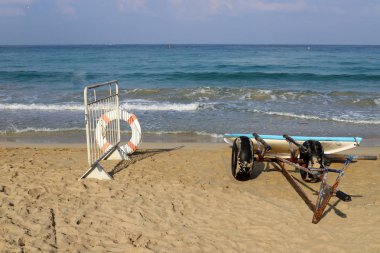 İsrail 'in kuzeyindeki Akdeniz kıyısındaki bir parkta spor malzemeleri ve aksesuarlar. 