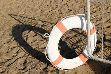 İsrail 'in kuzeyindeki Akdeniz kıyısındaki bir parkta spor malzemeleri ve aksesuarlar. 