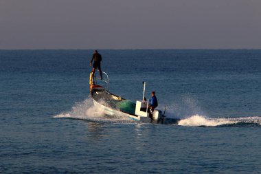 İsrail 'in kuzeyindeki Akdeniz kıyısındaki bir parkta spor malzemeleri ve aksesuarlar. 