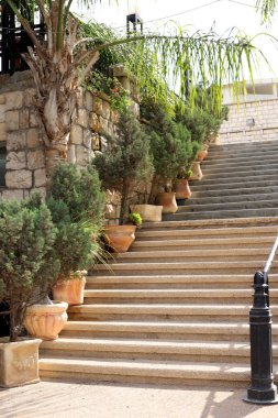 İsrail 'in büyük bir şehrinde merdivenler ve basamaklar 