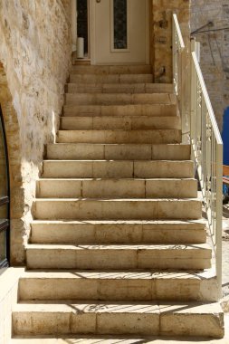 İsrail 'in büyük bir şehrinde merdivenler ve basamaklar 