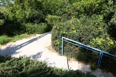 İsrail 'in büyük bir şehrinde merdivenler ve basamaklar 