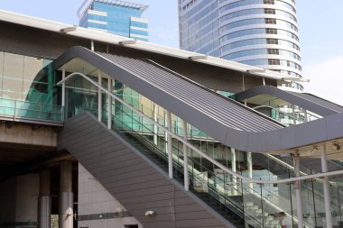 İsrail 'in büyük bir şehrinde merdivenler ve basamaklar 