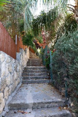 İsrail 'in büyük bir şehrinde merdivenler ve basamaklar 