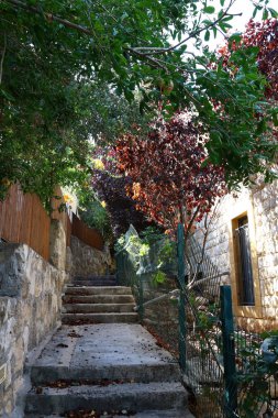 İsrail 'in büyük bir şehrinde merdivenler ve basamaklar 