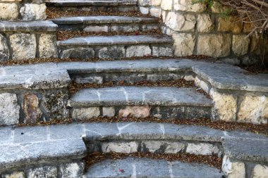 İsrail 'in büyük bir şehrinde merdivenler ve basamaklar 