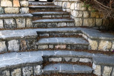 İsrail 'in büyük bir şehrinde merdivenler ve basamaklar 