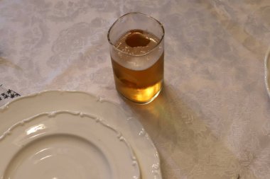 İsrail 'de bir restoranda soğuk ve taze bira. 