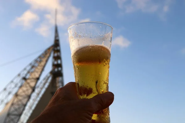 Cerveza Fría Fresca Vaso Restaurante Israel —  Fotos de Stock