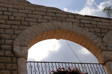 İsrail 'in kuzeyindeki Akdeniz kıyılarındaki büyük bir şehirde binalar ve balkonlar 