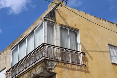 İsrail 'in kuzeyindeki Akdeniz kıyılarındaki büyük bir şehirde binalar ve balkonlar 