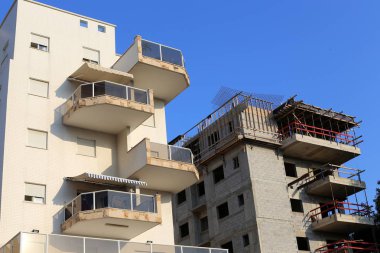 İsrail 'in kuzeyindeki Akdeniz kıyılarındaki büyük bir şehirde binalar ve balkonlar 