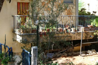 İsrail 'in kuzeyindeki Akdeniz kıyılarındaki büyük bir şehirde binalar ve balkonlar 