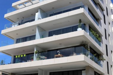 İsrail 'in kuzeyindeki Akdeniz kıyılarındaki büyük bir şehirde binalar ve balkonlar 