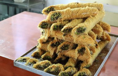 Ekmek, fırın ürünleri ve doğu tatlıları İsrail 'de bir mağazada satılıyor. 